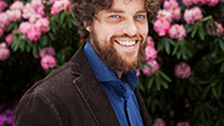 Edze Westra with pink flowers in the background