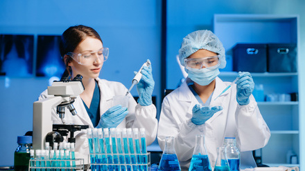 Two women in a lab, ©iStock/nuttapong punna